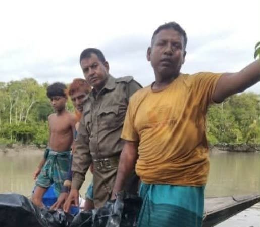 সুন্দরবনের অভয়ারণ্য দখলকারী কুখ্যাত লিটন মাতুব্বরসহ ৪ জেলে বন বিভাগের হাতে আটক