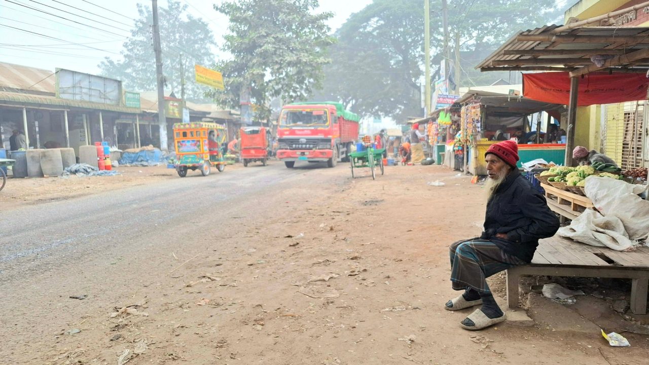 সীমান্তবর্তী শেরপুরে জেঁকে বসেছে শীত