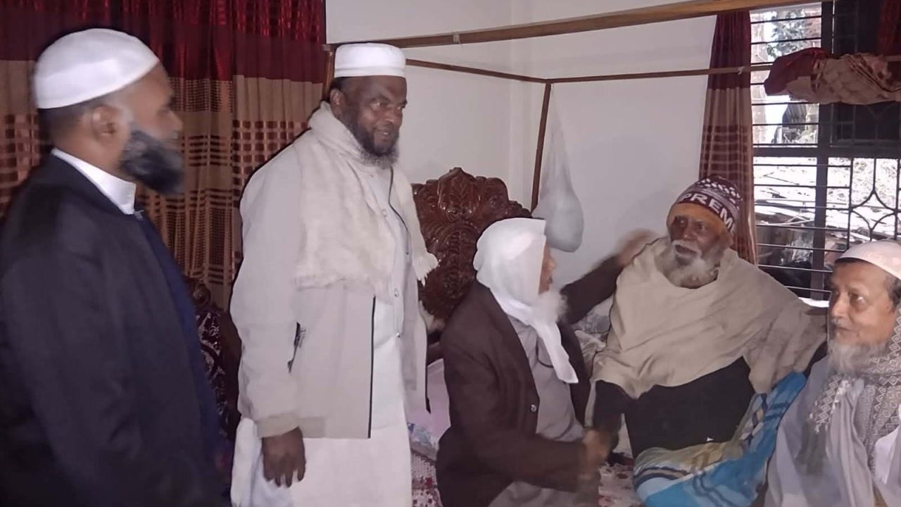 ফুলবাড়ীয়ার সাংবাদিক সাইফুলের পিতাসহ প্রবীণদের খোঁজখবর নিলেন নির্দলীয় প্রার্থী জসিম উদ্দিন