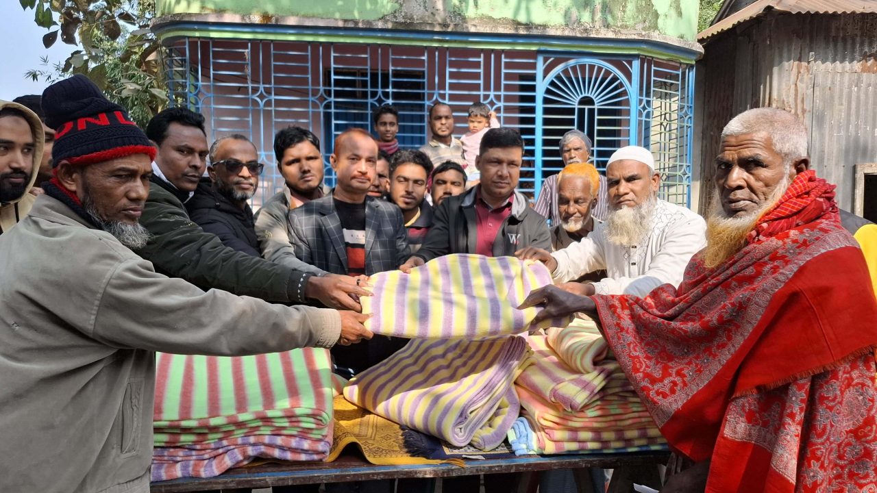 শেরপুরে মসজিদ ও সমাজ উন্নয়ন সংগঠন এর উদ্যোগে শীতবস্ত্র বিতরণ