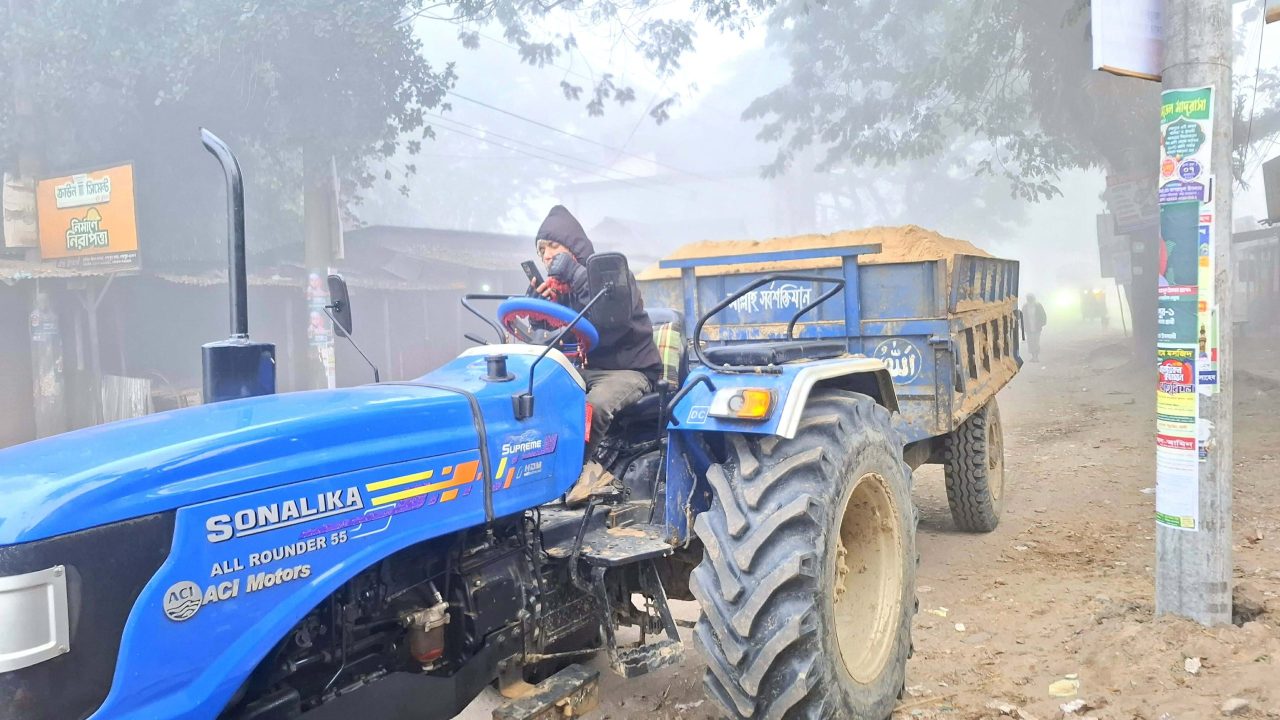 শেরপুরের গারো পাহাড়ের মূল্যবান লাল বালু উত্তোলন করে পাচার : কোটি কোটি টাকা রাজস্ব হারাচ্ছে সরকার