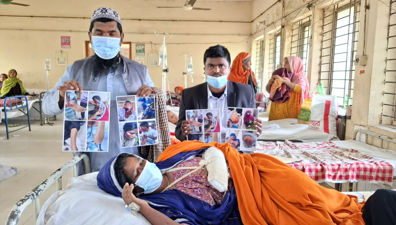 বৃদ্ধাকে পিটিয়ে হাত ভেঙে দিল প্রতিপক্ষরা, হাসপাতালে শুয়ে কাতরাচ্ছেন
