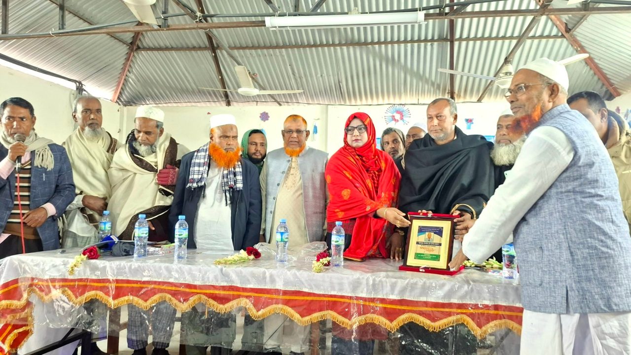 সহকারী কৃষি কর্মকর্তা লুৎফর রহমানকে বিদায়ী সংবর্ধনা 