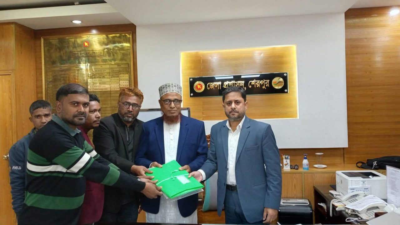 অবশেষে মনোনয়নপত্র জমা দিলেন রিটার্নিং কর্মকর্তার কার্যালয়ে কাঁদা আলোচিত সেই প্রার্থী আব্দুল্লাহ 