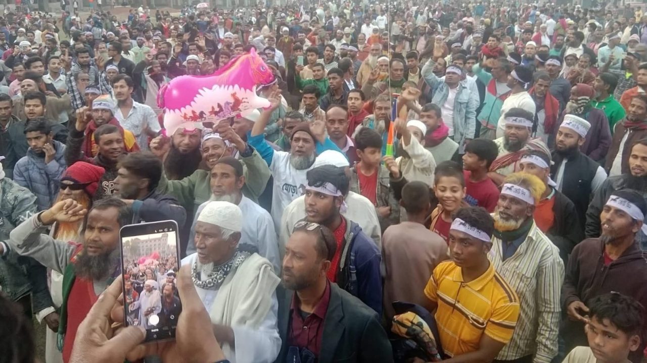 ফুলবাড়ীয়ায় স্বতন্ত্র প্রার্থী অধ্যাপক জসিম উদ্দিনের মিছিলে গণজোয়ার 