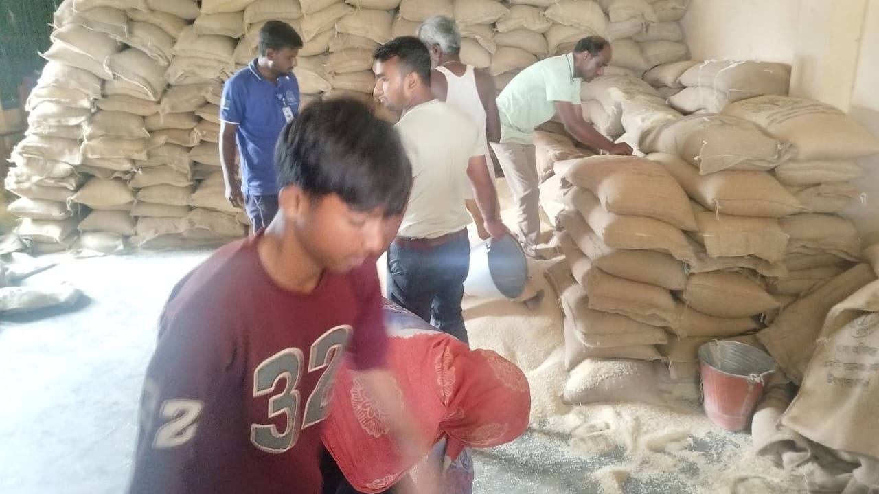 ফুলবাড়ীয়ার কুশমাইলে ভিজিএফ বিতরণে বড় অনিয়মের অভিযোগ