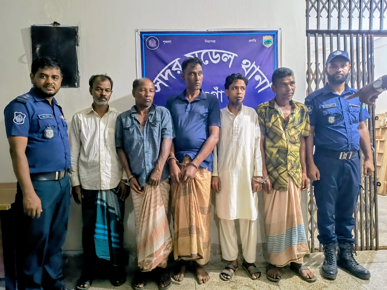 নওগাঁ শহরের ৯ হোটেলে মধ্যরাতের অভিযান, প্রতারক চক্রের ৪ জন সহ ৫ সদস্য গ্রেফতার